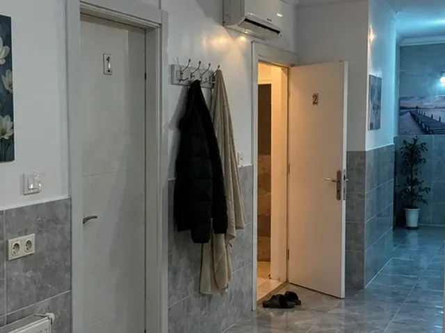 Oda girişinde askı ve temiz terlik — Tarlabaşı, Masaj Salonun