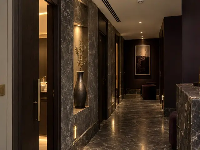 Mermer duvarlı, loş ışıklı salon koridoru — Tarlabaşı, Masaj Salonun